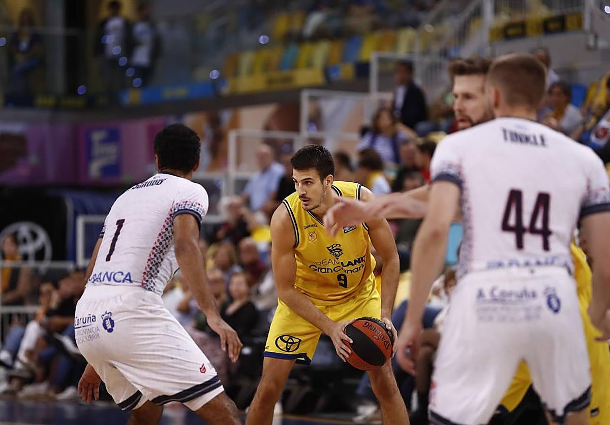 El Dreamland Gran Canaria sufre, pero no falla ante el Monbus Obradoiro (87-80)