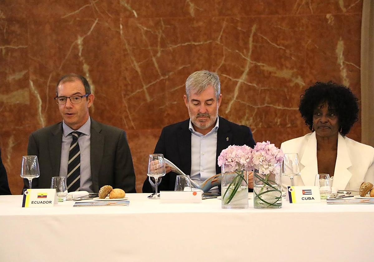 Fernando Clavijo ojea el libro antes de iniciarse el acto.