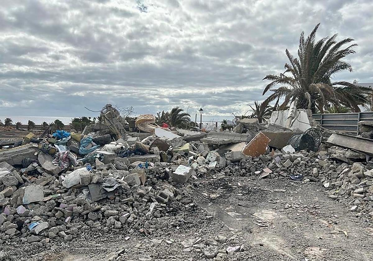 Escombros a retirar en la parcela 242-B de Costa Teguise.