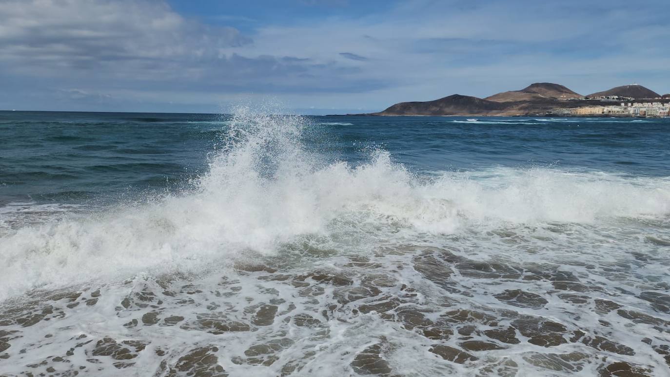 Sigue el fuerte oleaje en Las Canteras