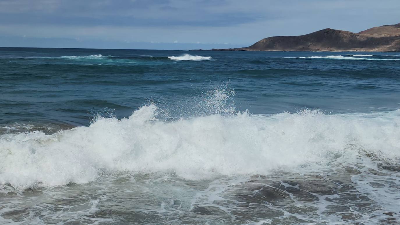 Sigue el fuerte oleaje en Las Canteras