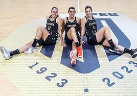 Maite Cazorla, Leticia Romero y Leonor Rodríguez posan con la camiseta de España.