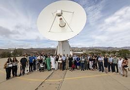 Foto de familia de todos los que acudieron al acto bajo una de las antenas.