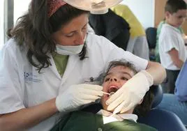 Imagen de archivo de una revisión dental entre escolares de Lanzarote.
