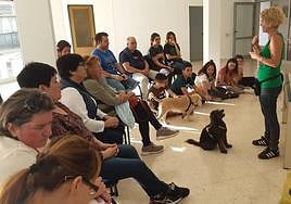 Auri Saavedra, en una foto de archivo, dirigiéndose a un grupo de vecinos.