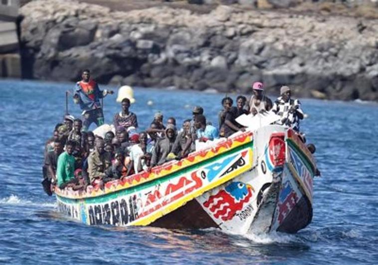 Llegada de un cayuco con unas 170 personas migrantes a bordo al puerto de La Restinga.