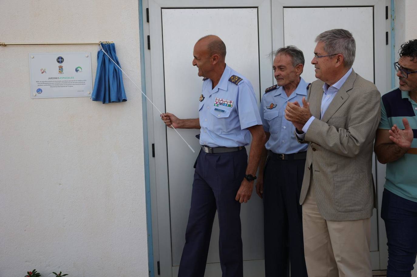 Alumnos de dos institutos reverdecen el campo de antenas del INTA