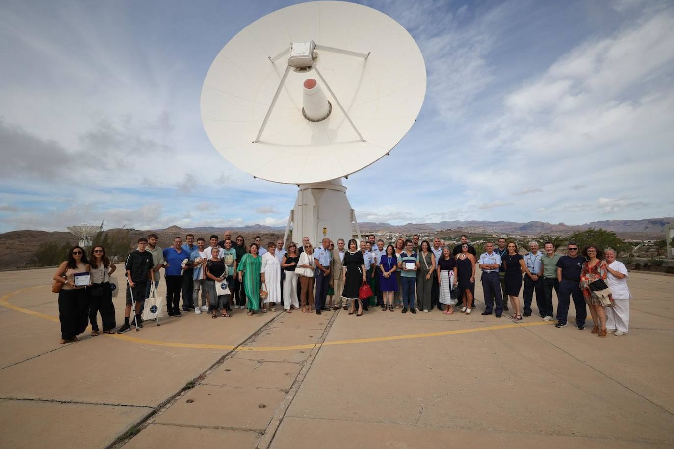 Alumnos de dos institutos reverdecen el campo de antenas del INTA