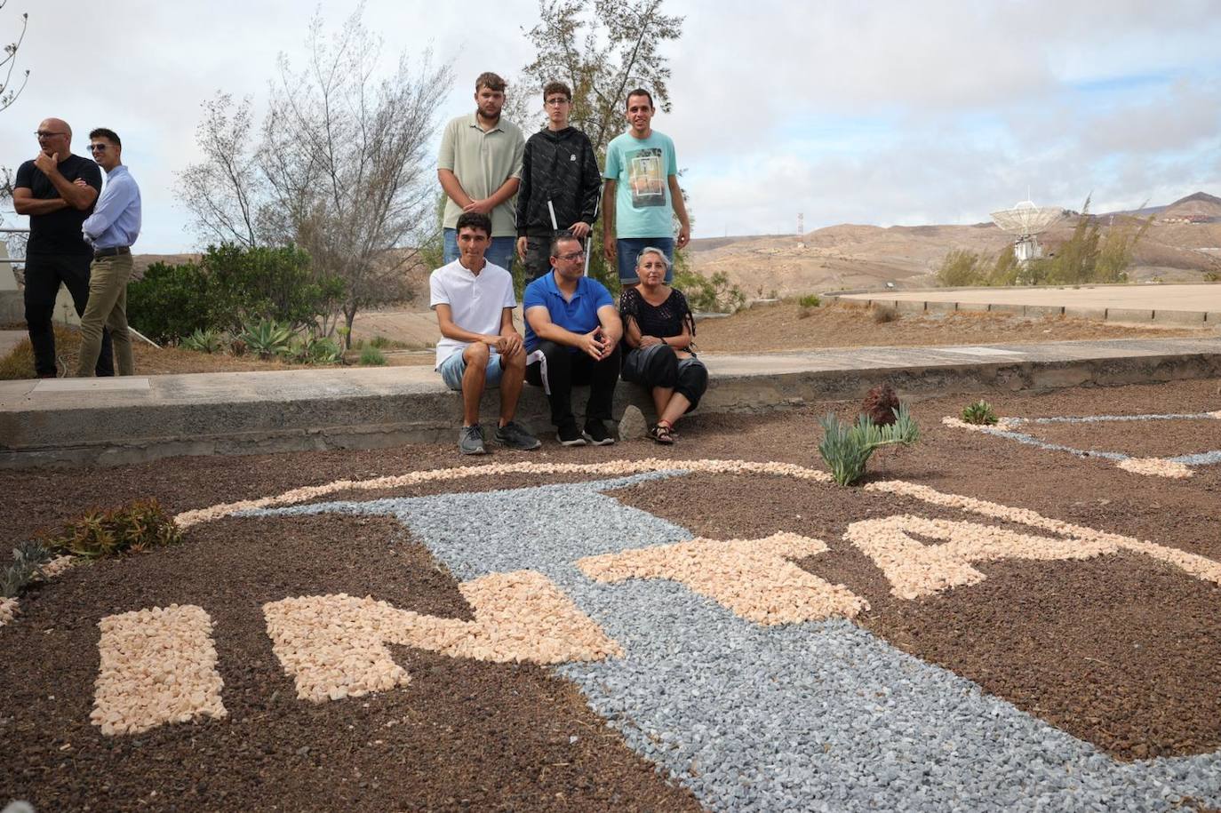 Alumnos de dos institutos reverdecen el campo de antenas del INTA