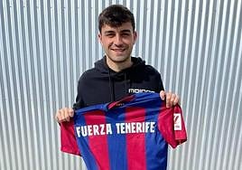 Imagen de Pedri junto a la camiseta Fuerza Tenerife.