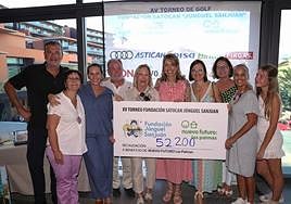 Foto de la recaudación lograda en el XV edición del Torneo de Golf de la Fundación Satocan Júnguel Sanjuán.