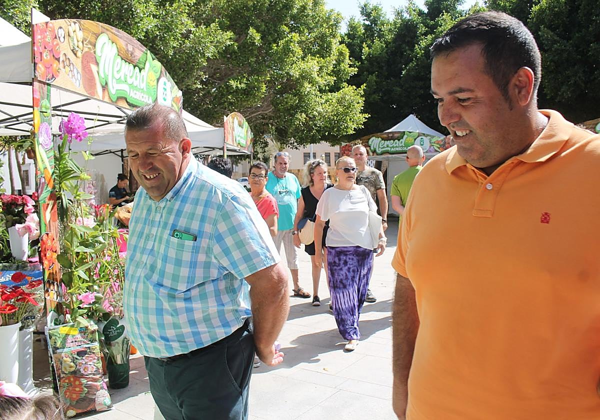 El alcalde Matías Peña, en el mercado agrícola de Antigua.