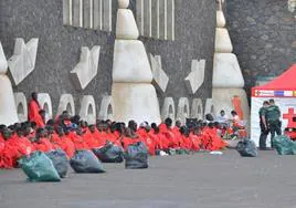 Imagen de migrantes que fueron rescatados en aguas próximas a El Hierro y trasladados al muelle de La Restinga.