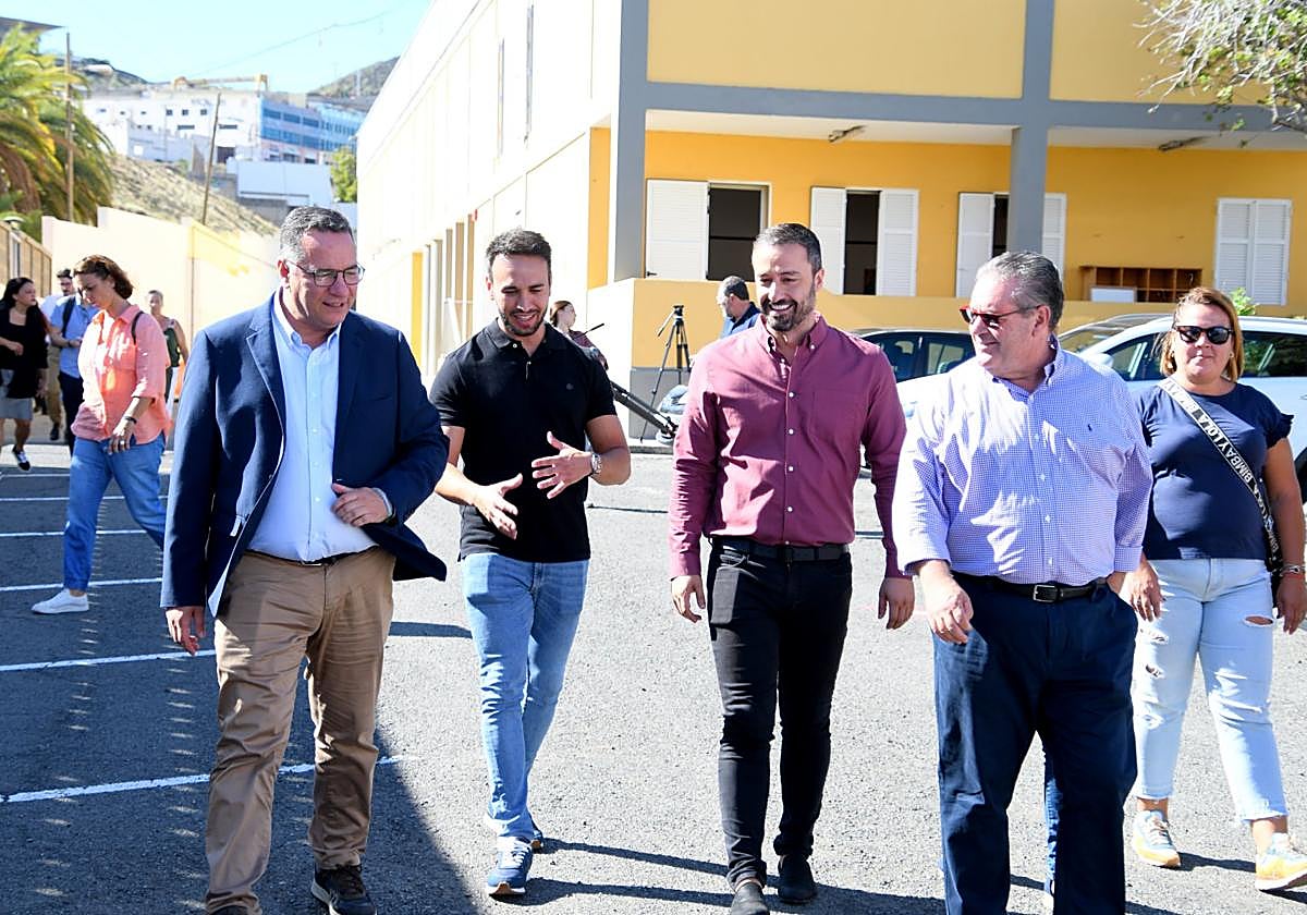 El consejero de Educación, Poli Suárez (izquierda), durante la visita al colegio José Tejera de Jinámar.