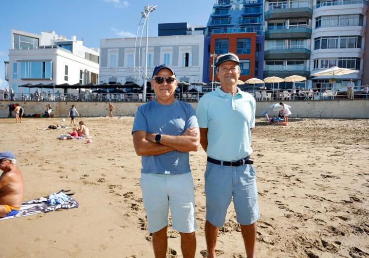 Pepe Chirino y Juancho Cuyás a pie de la playa para la que piden mejoras.
