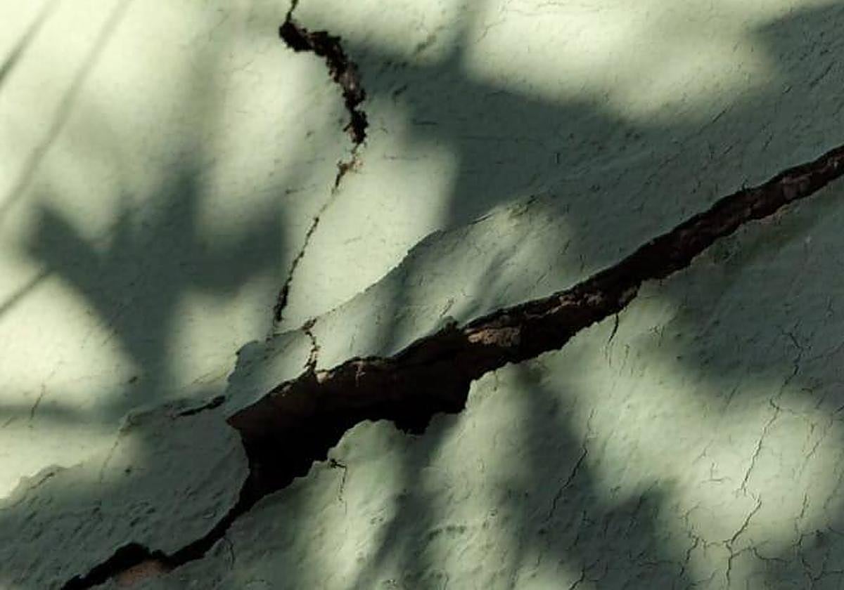 Algunas de las grietas que preocupan en el colegio de Lomo Magullo.