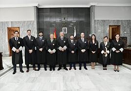 Foto de familia tras la jura del cargo de los cinco nuevos letrados.