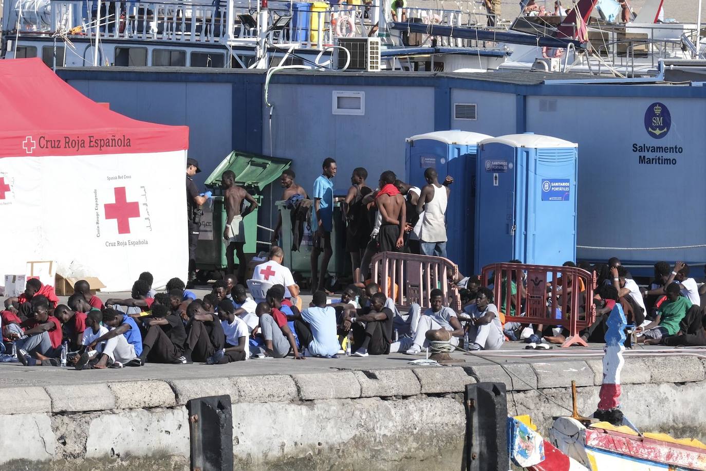 Robles cree que el martes llegarán los primeros migrantes al cuartel de Carabanchel desde Canarias