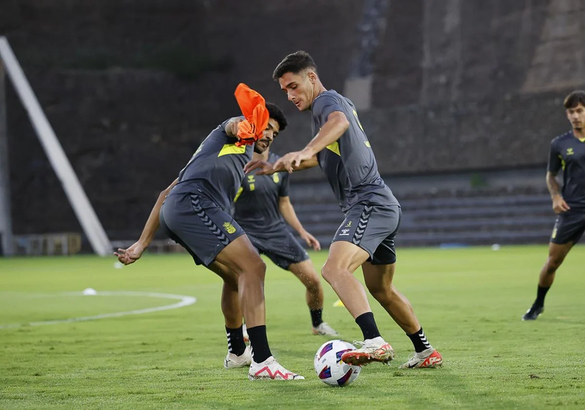 Sergi Cardona protege el esférico ante la presión de Saúl Coco durante un entrenamiento.