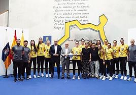 Una comitiva del CV Hidramar fueron bien recibidas en el Cabildo de Gran Canaria.