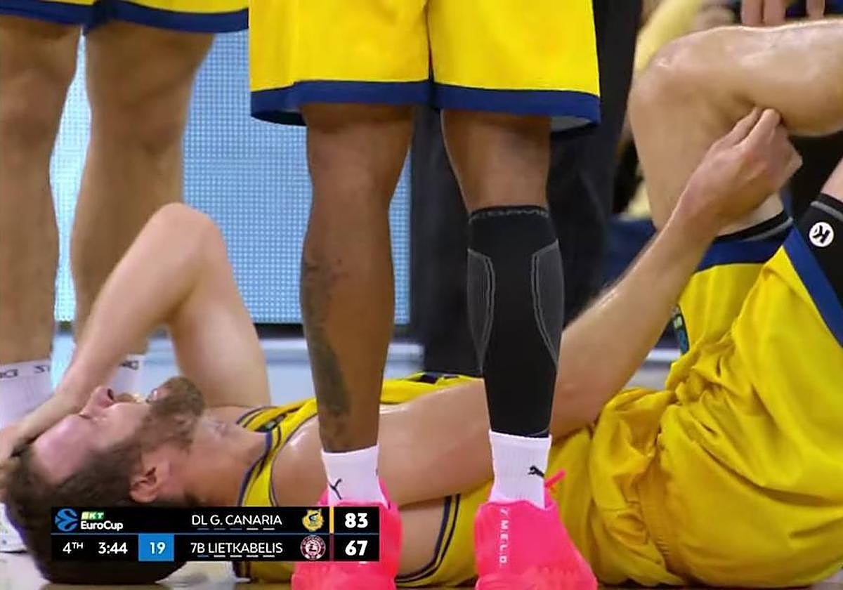 John Shurna sufrió una caída y dio el susto en el partido entre el Granca y el Lietkabelis.