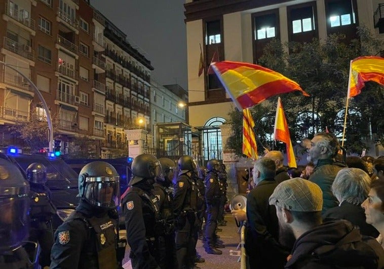 Imagen de los manifestantes junto a la sede de Ferraz.
