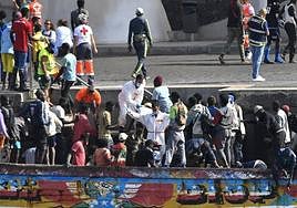 Llegada de un cayuco al puerto de La restinga, en El Hierro.