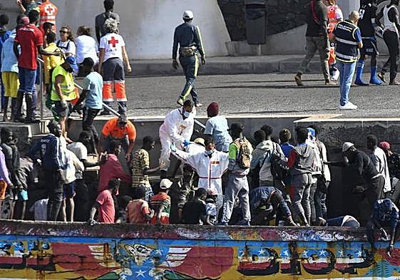 Llegada de un cayuco al puerto de La restinga, en El Hierro.