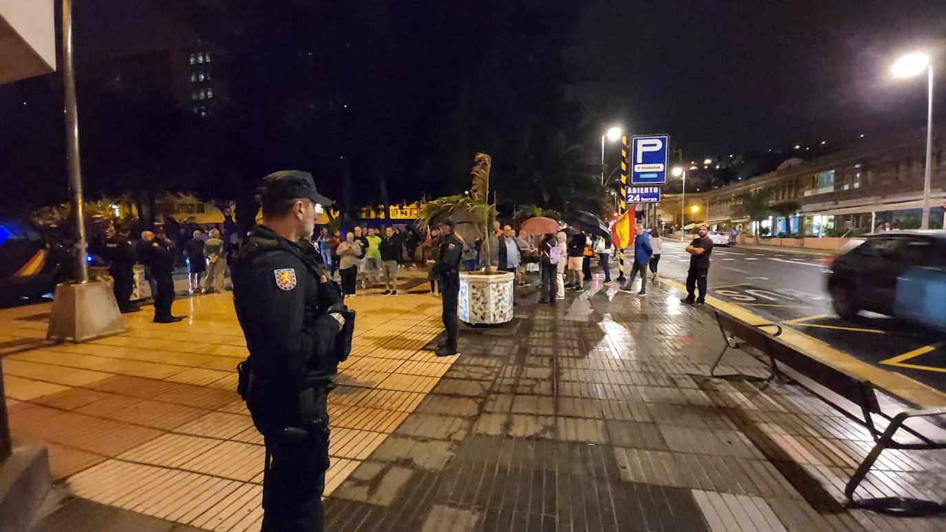 Concentración contra la amnistía ante la sede del PSOE en la capital grancanaria