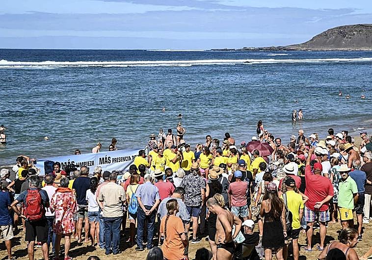 Imagen de la concentración convocada por la asociación Amigos de la playa de Las Canteras.