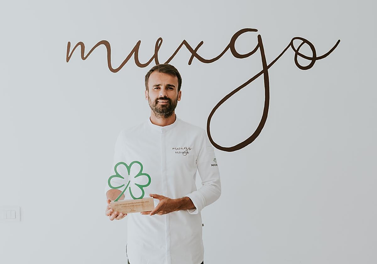Borja Marrero posa con la Estrella Verde Michelin.