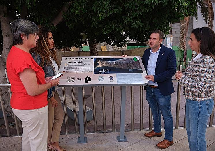 El alcalde Alejandro Jorge, concejalas y la consejera insular Carmen Alonso.