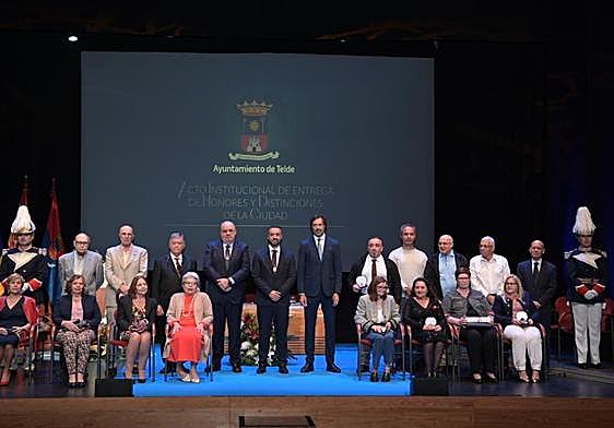 Homenajeados y familiares que recogieron los galardones.