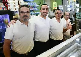 Alexis, José Dailos, Antonio y Alejandro Verdugo tras la barra del Restaurante Audiencia.