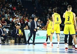 Jaka Lakovic da indicaciones a sus jugadores.