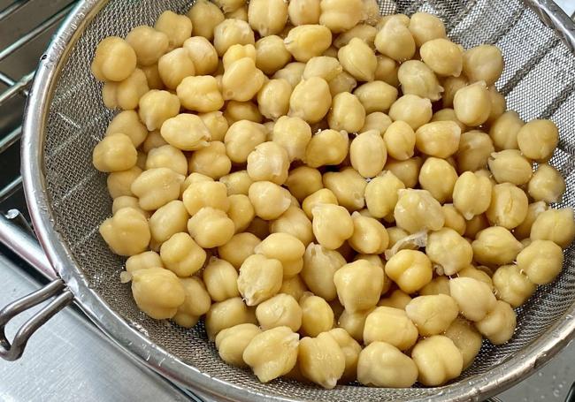 Lavamos y escurrimos los garbanzos