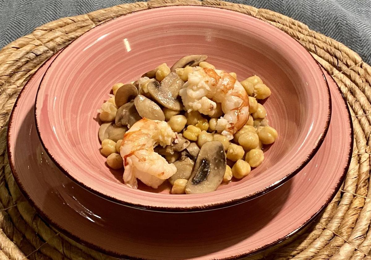 Garbanzos, champiñones y langostinos: la receta de un guiso perfecto para combatir el frío