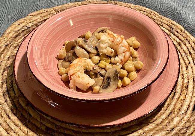 Guiso de garbanzos, champiñones y langostinos