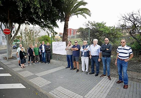 Un grupo de vecinos se concentró este miércoles para expresar su oposición al proyecto.
