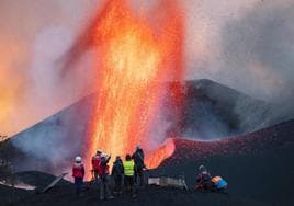 Personal del IGN trabajando cerca del cráter durante la erupción del volcán palmero.