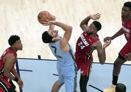 El ala-pívot grancanario Santi Aldama, en un lance del encuentro frente a Miami Heat