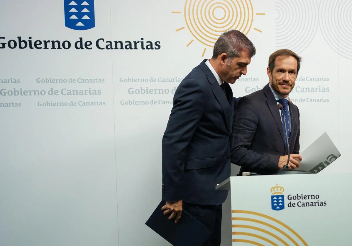 El consejero Mariano Hernández Zapata (d) con el vicepresidente, Manuel Domínguez.