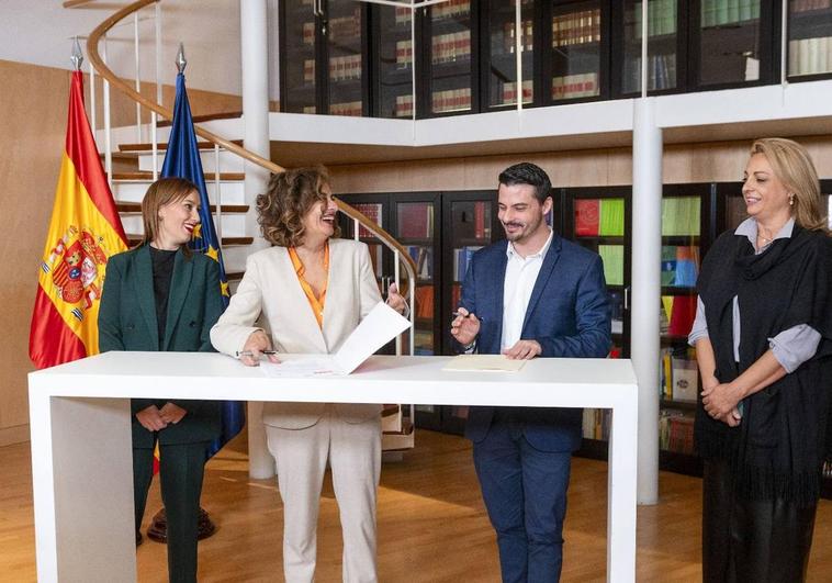 Momento de la firma del acuerdo de legislatura entre CC y PSOE, este viernes en el Congreso.