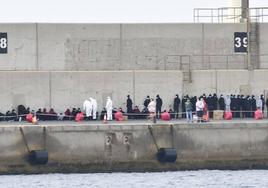 Llegada de un cayuco al puerto de Arinaga.