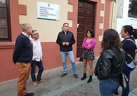 Francis Candil en Teror junto a miembros del gobierno local.