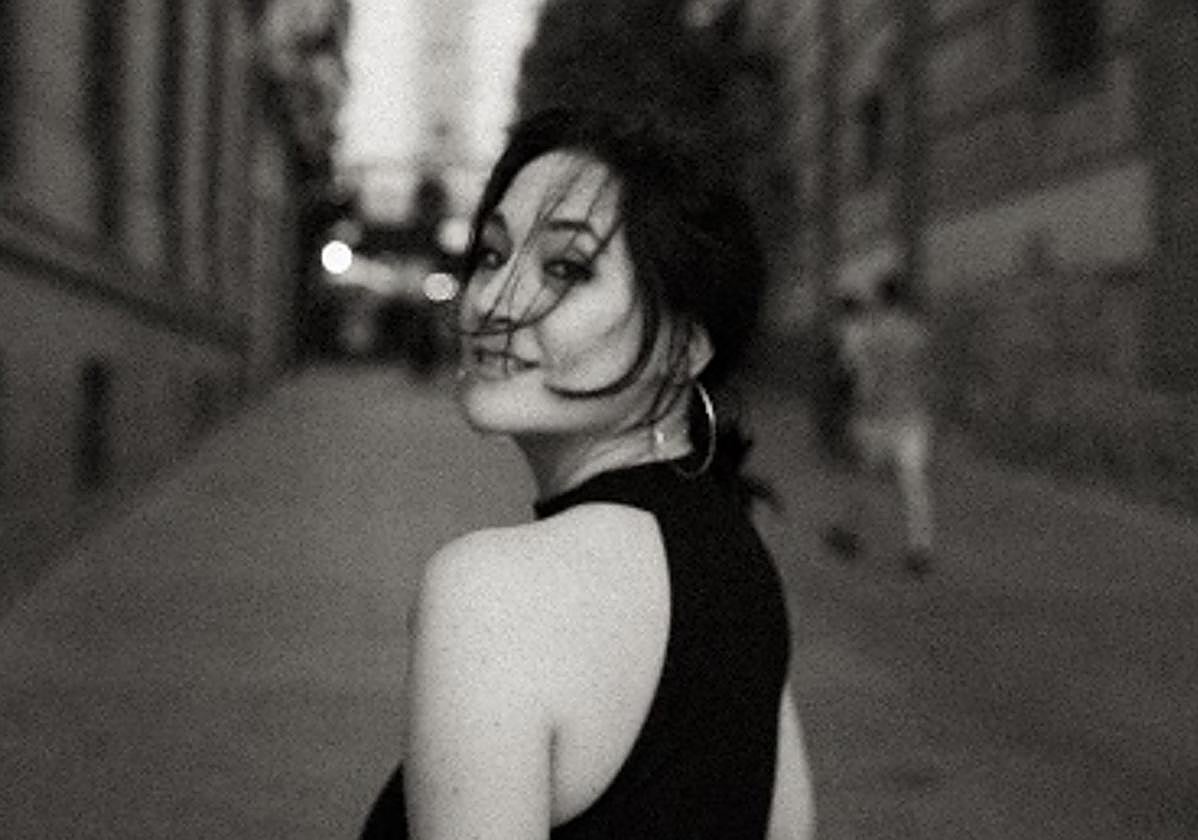 Patricia Benito se gradúa con honores en su cuarto libro tras su debut en la literatura con 'Primero de poeta'.