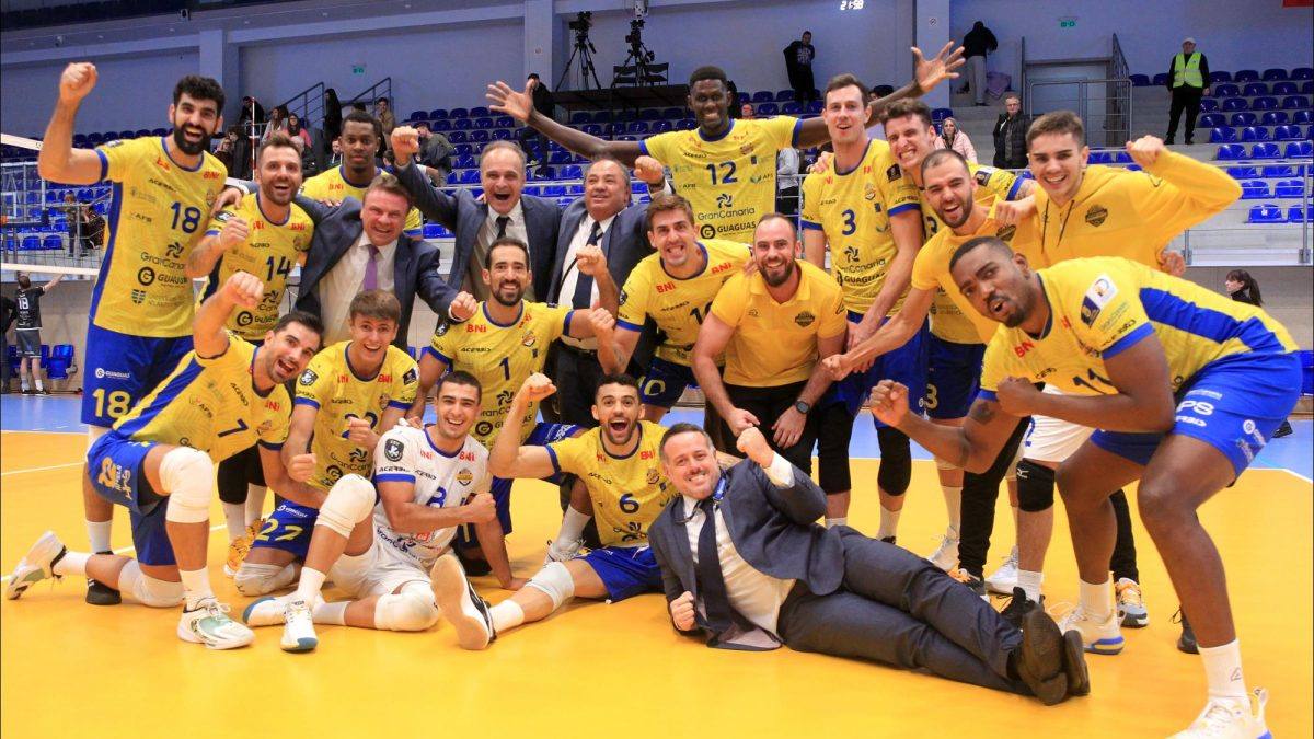 La plantilla del Guaguas, celebrando su pase a la liguilla de la Champions de voleibol.
