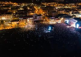Vista aérea de la arena y la avenida marítima de Gran Tarajal durante la noche del sábado, cuando más público acudió al festival.