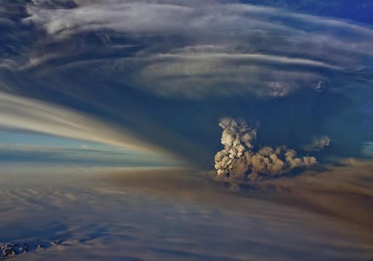 Imagen de archivo de la erupción de un volcán en Islandia.