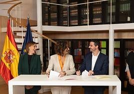 Momento de la firma del pacto de legislatura entre CC y PSOE, el pasado viernes en el Congreso.